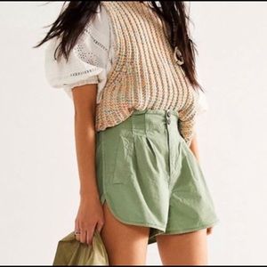 Free People pleated shorty pull-on boho shorts cool moss color size medium